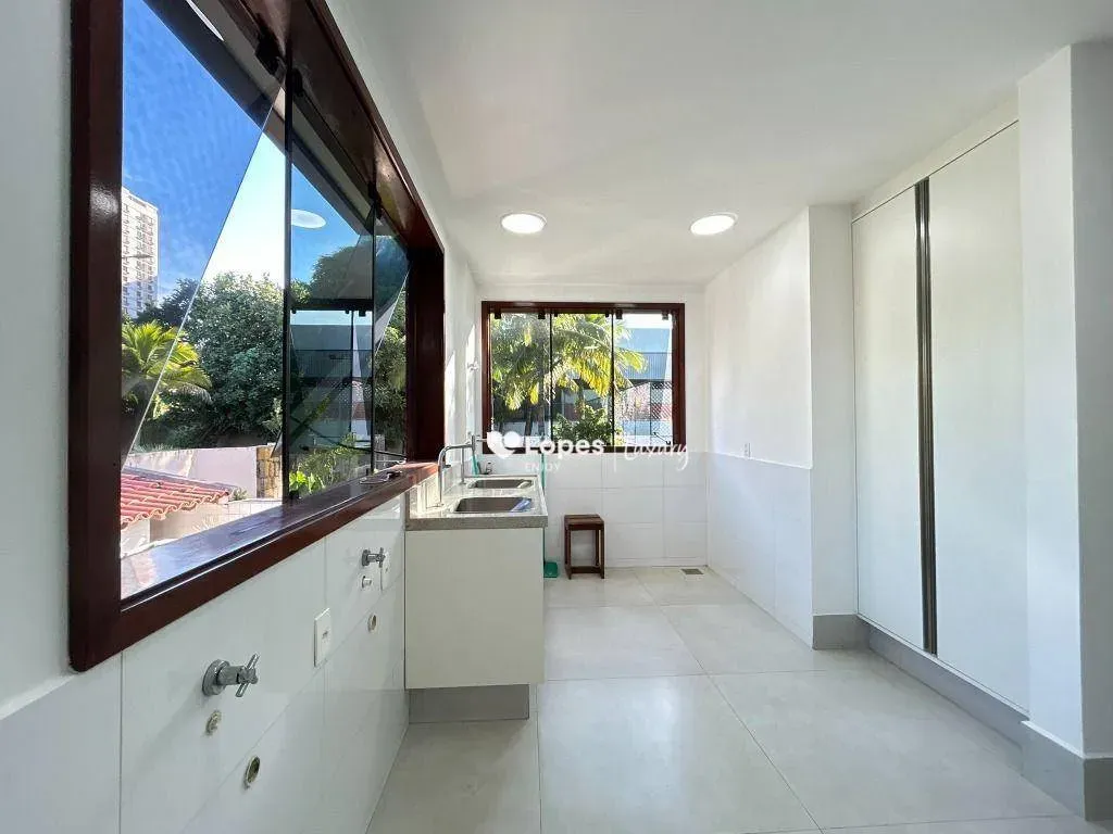 House with 5 en-suite bedrooms and an open gas kitchen — photo 9