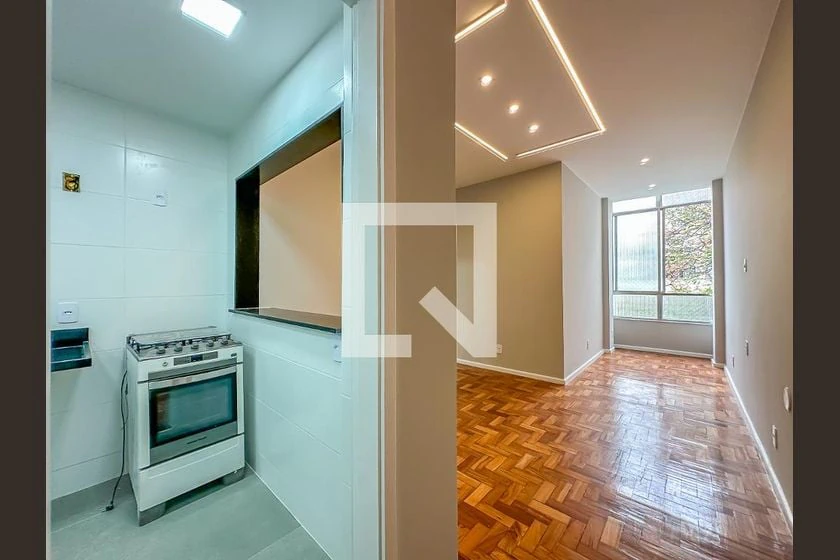 One-bedroom apartment with wood or laminate floors — photo 4