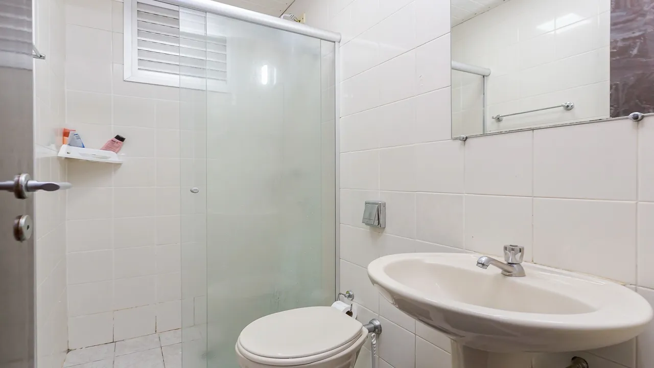 3-bedroom apartment in a building with a gym — photo 12