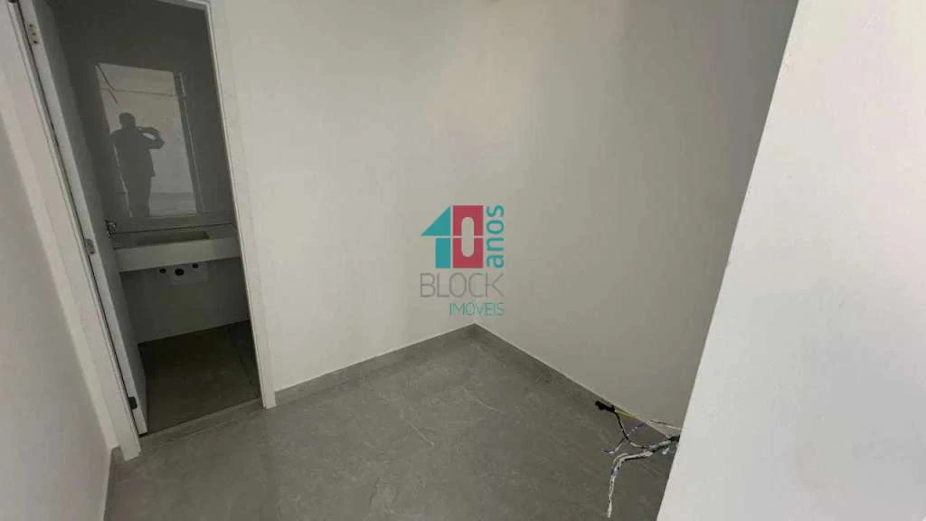 Casa com 5 suítes, 8 banheiros e 3 vagas para reformar — photo 27