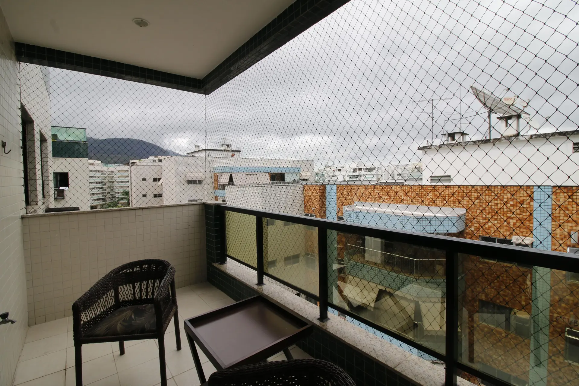Balcony with a grill in a 4-bedroom apartment, 172 m² — photo 42