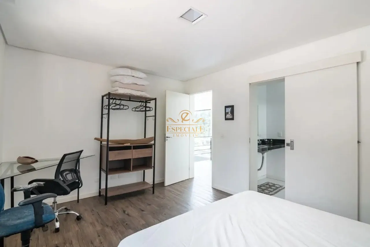 Furnished contemporary house with 3 bedrooms and 540 m² — photo 24