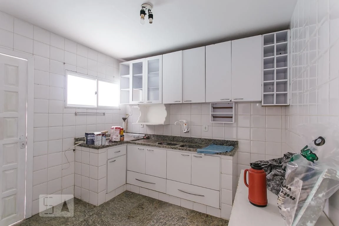 4-bedroom house with a bathtub — photo 16