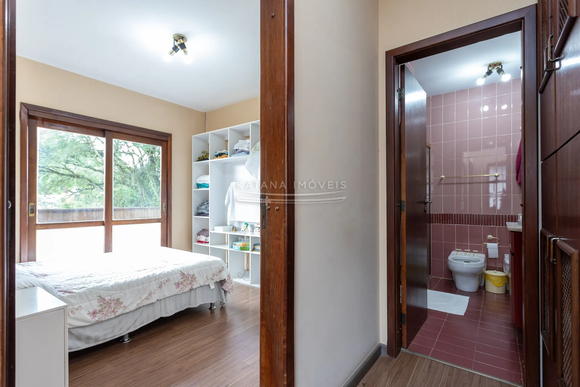 House with a closed kitchen and gas stove, 4 bedrooms — photo 21