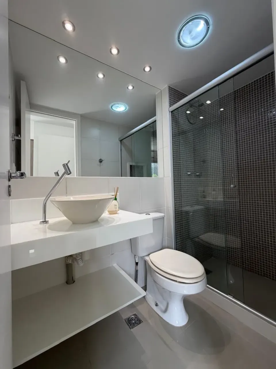 4-bedroom apartment with a closed-in balcony — photo 10