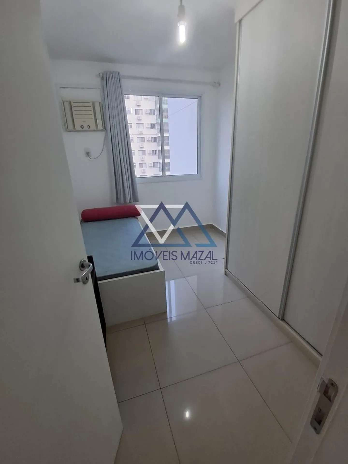 Квартира 70 м² с застеклённым балконом и камином — photo 32