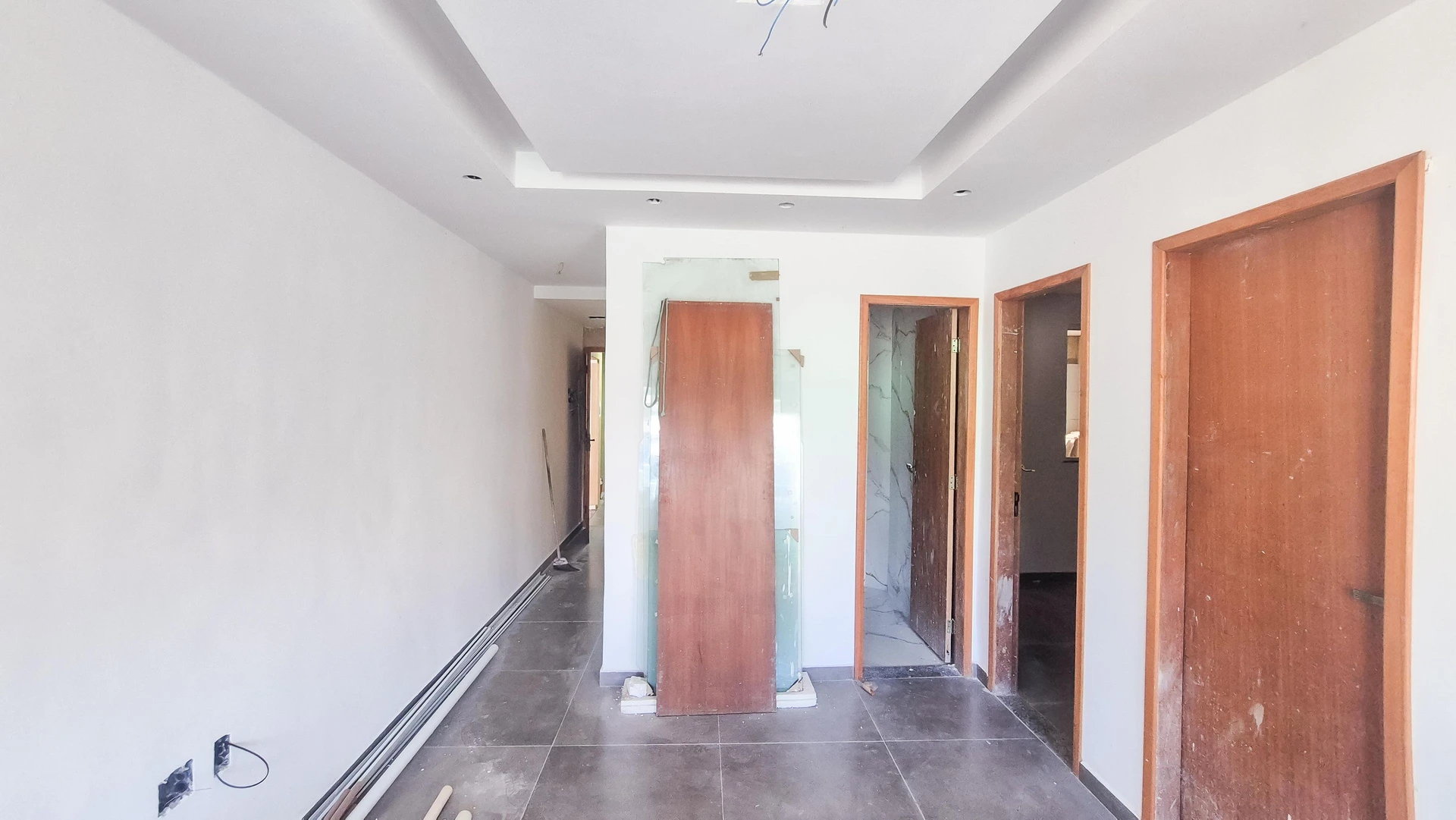 Apartamento com 2 quartos e box de vidro no banheiro — photo 35