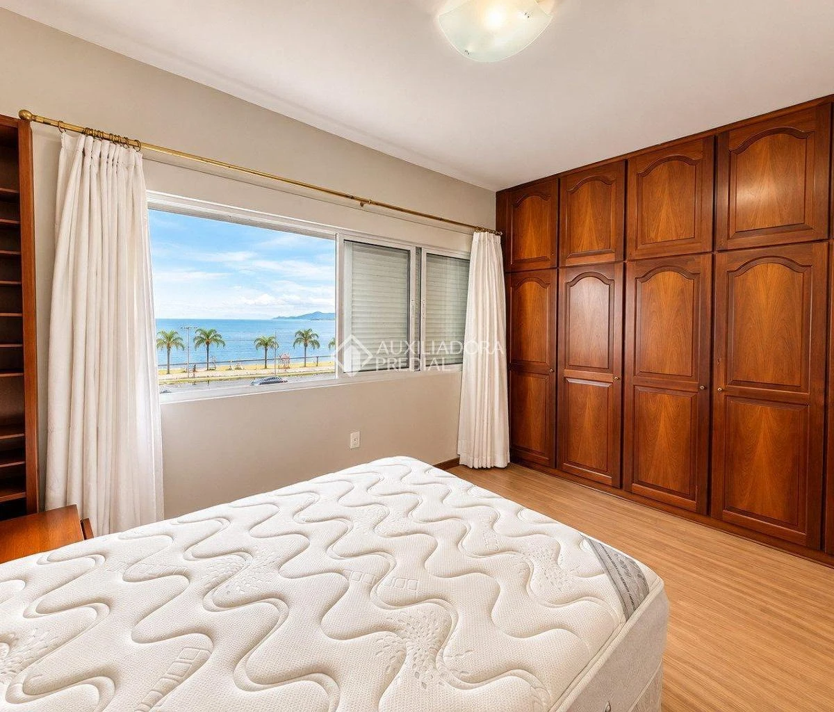 3-bedroom apartment with a glass-enclosed balcony — photo 4