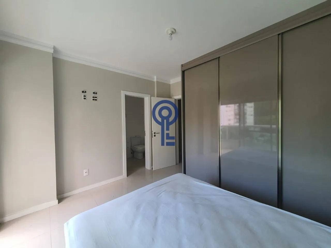 4-bedroom apartment with a mountain view — photo 4