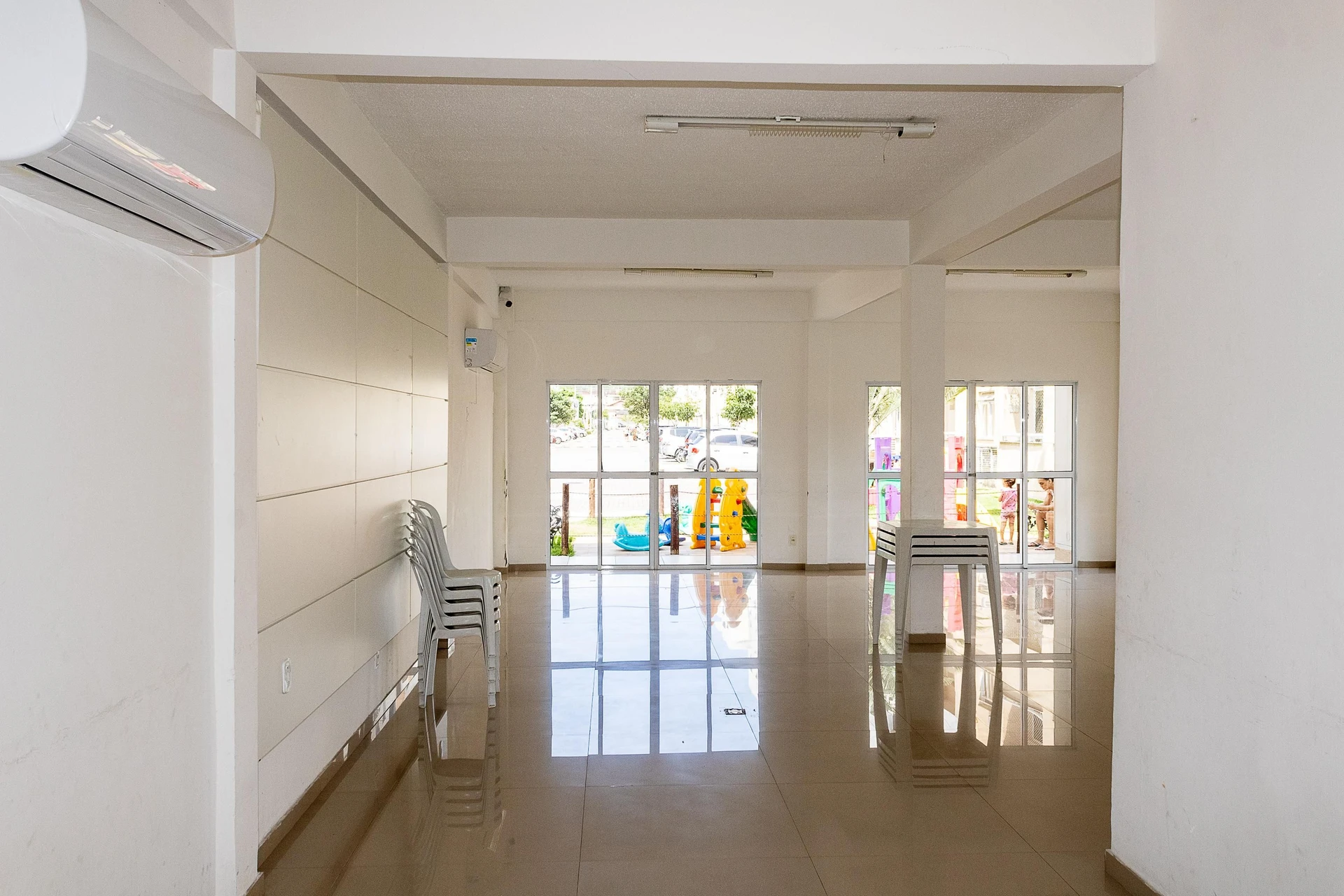 2-bedroom apartment in a building with a gym — photo 43