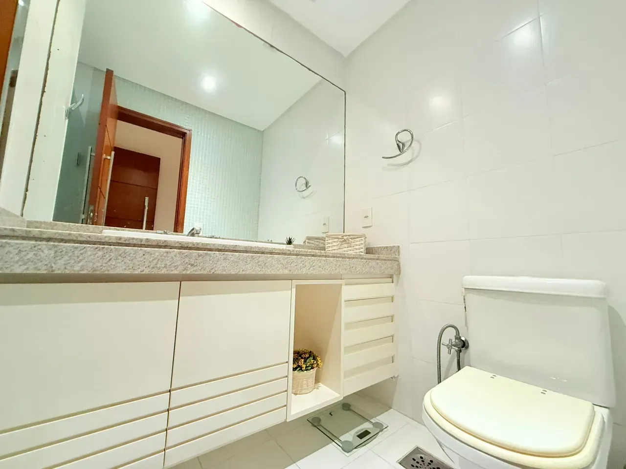 Apartamento mobiliado com 4 quartos e 5 banheiros, 233 m² — photo 16