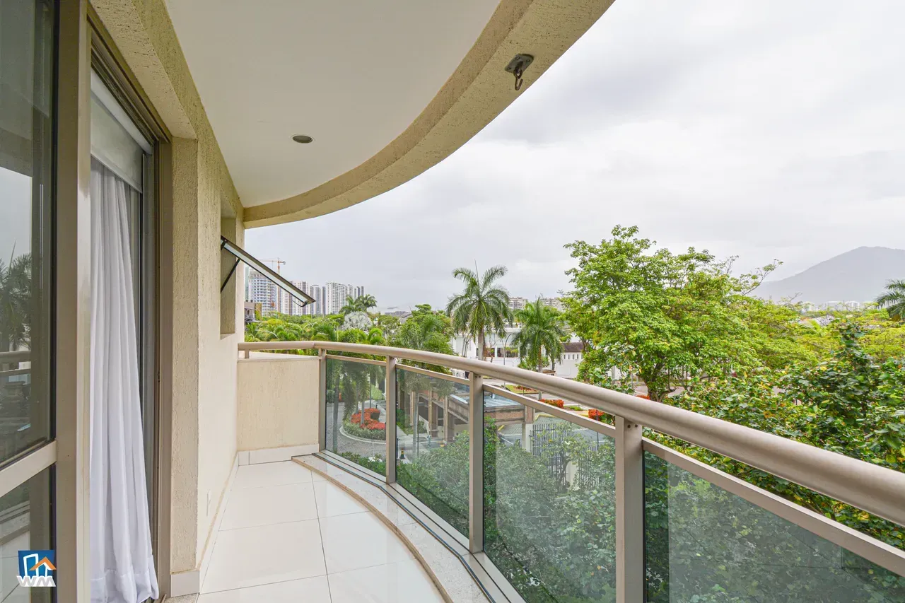 4-bedroom apartment with open-plan kitchen and electric stove — photo 29