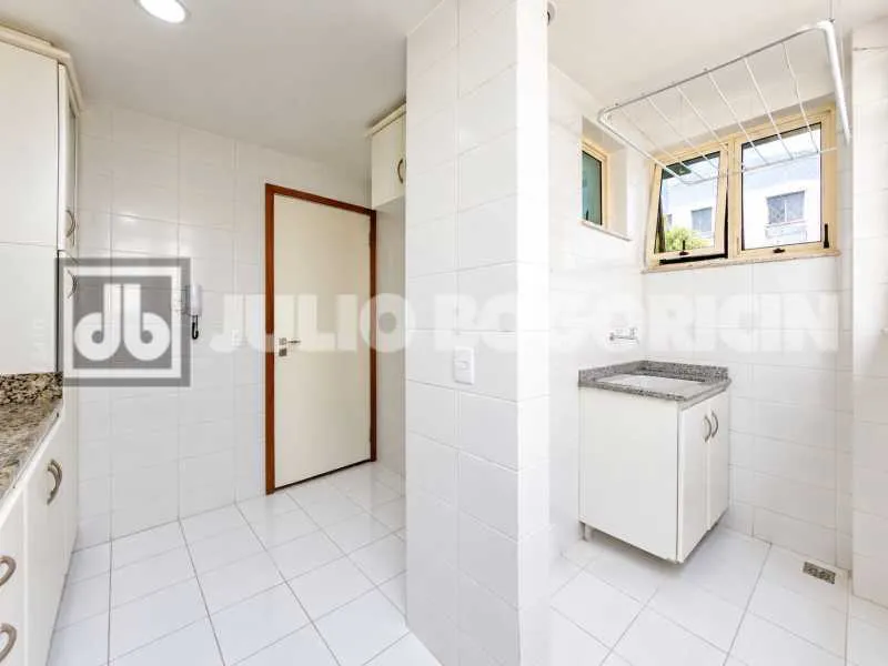 3-bedroom apartment with a park view in Rio de Janeiro — photo 40