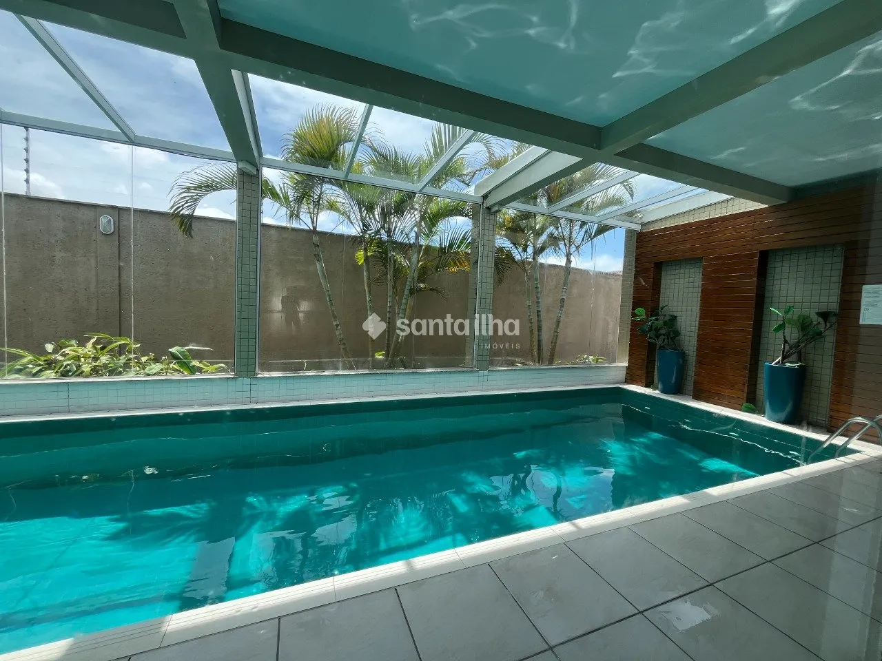 Balcony with a grill in a 2-bedroom apartment, 128 m² — photo 40