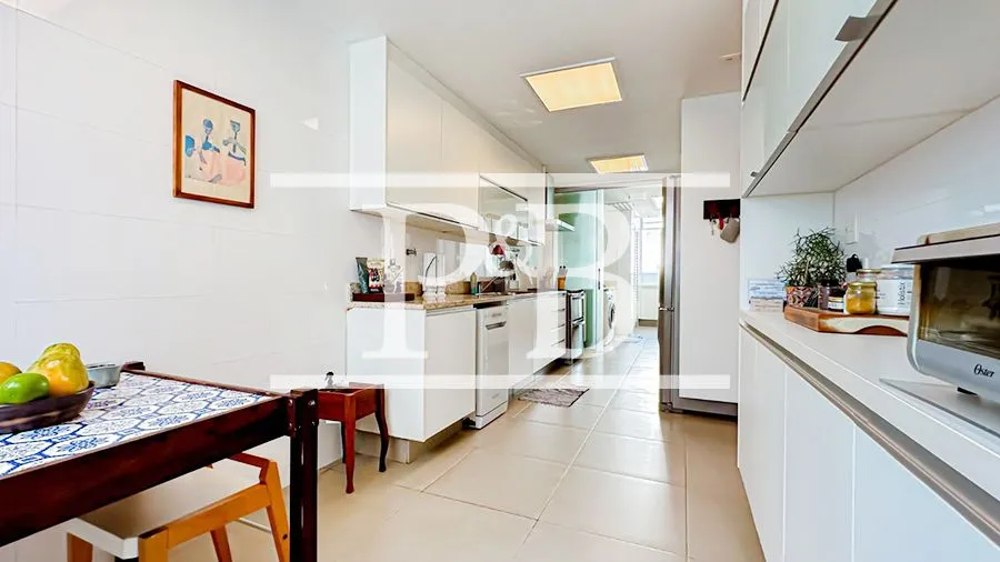 Unfurnished 4-bedroom apartment 200 m² with open-plan kitchen — photo 24