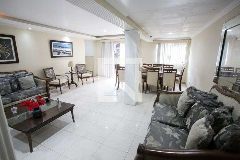 Unfurnished house with 6 bedrooms and private garden