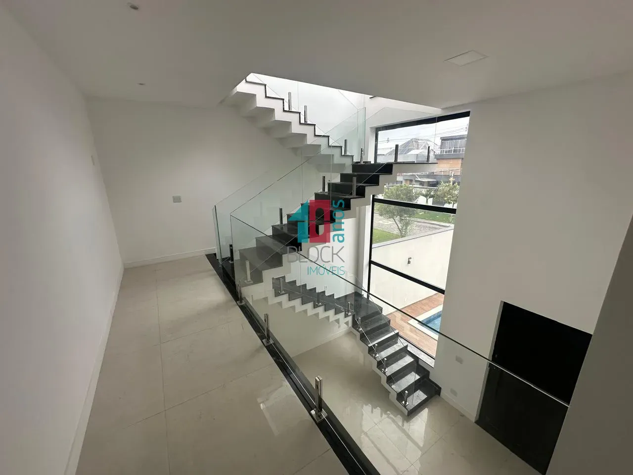 Condominium house with 5 en-suites and open-plan kitchen — photo 7