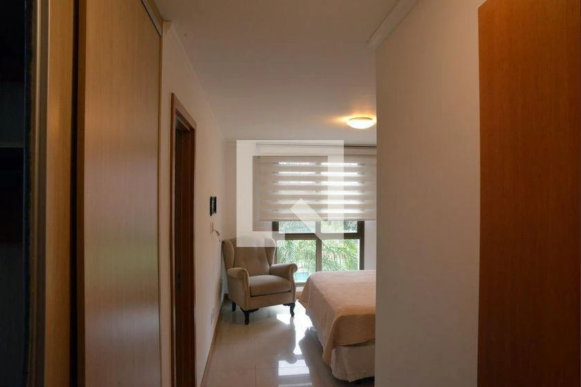 Glass-enclosed balcony in a 4-bedroom apartment, 233 m² — photo 10