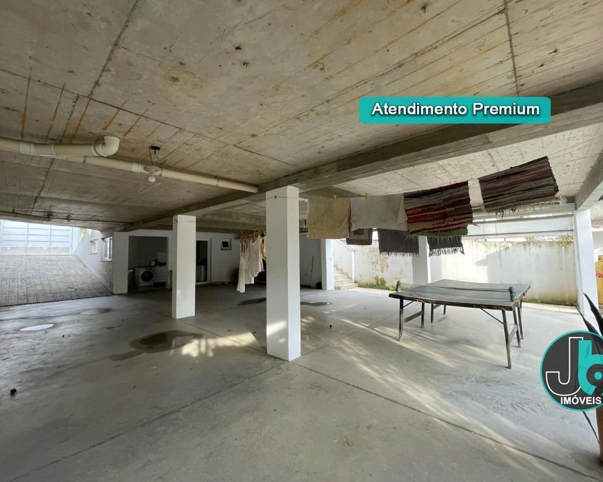 389 m² house with 4 bedrooms and an open-plan kitchen — photo 19