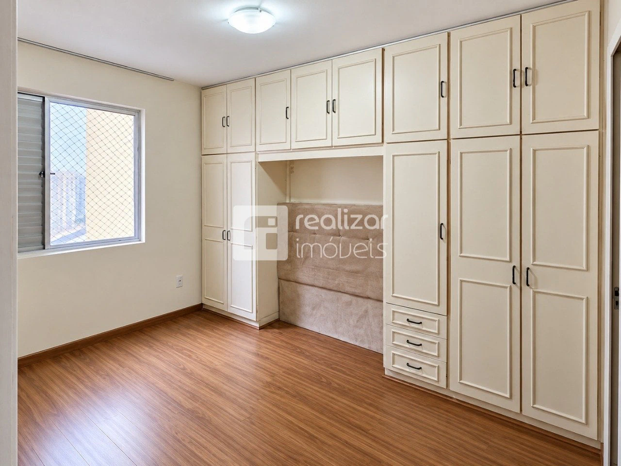 One-bedroom apartment with a washing machine — photo 2