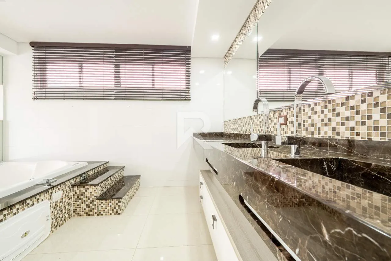 Furnished house with 4 en-suite rooms and 709 m² — photo 43