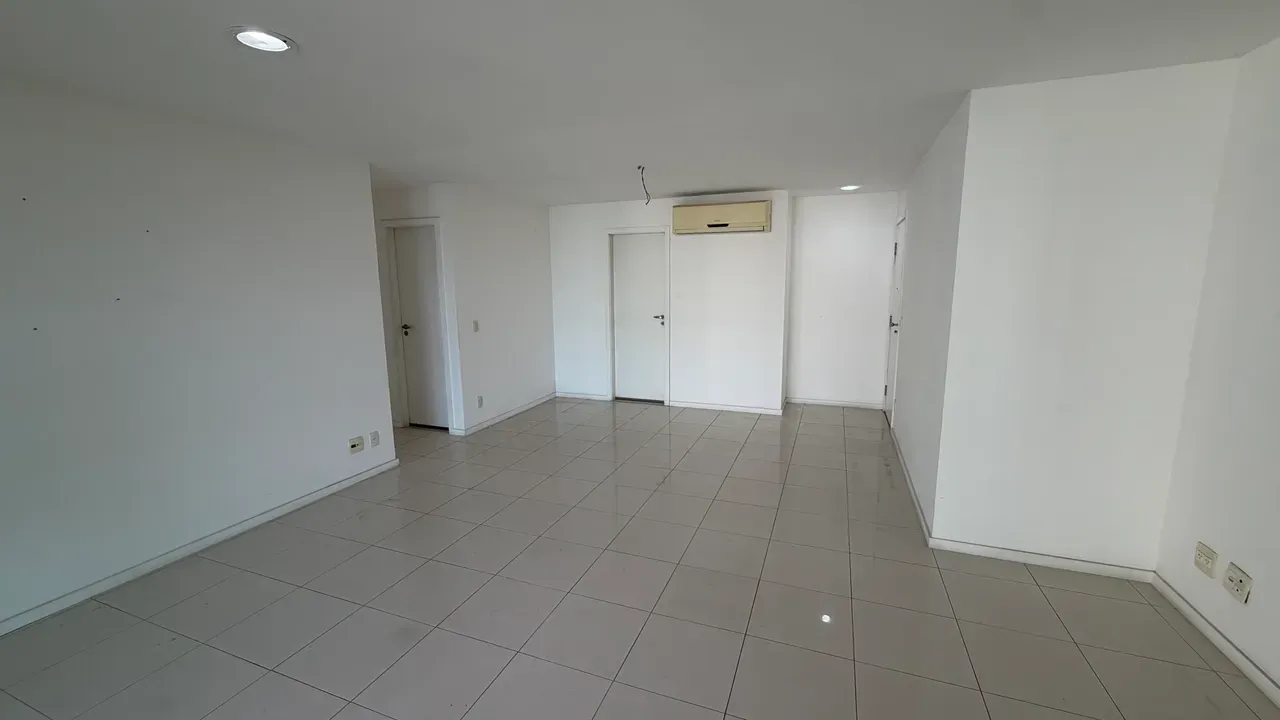 157 m² apartment with 4 bedrooms, 3 baths, balcony — photo 4