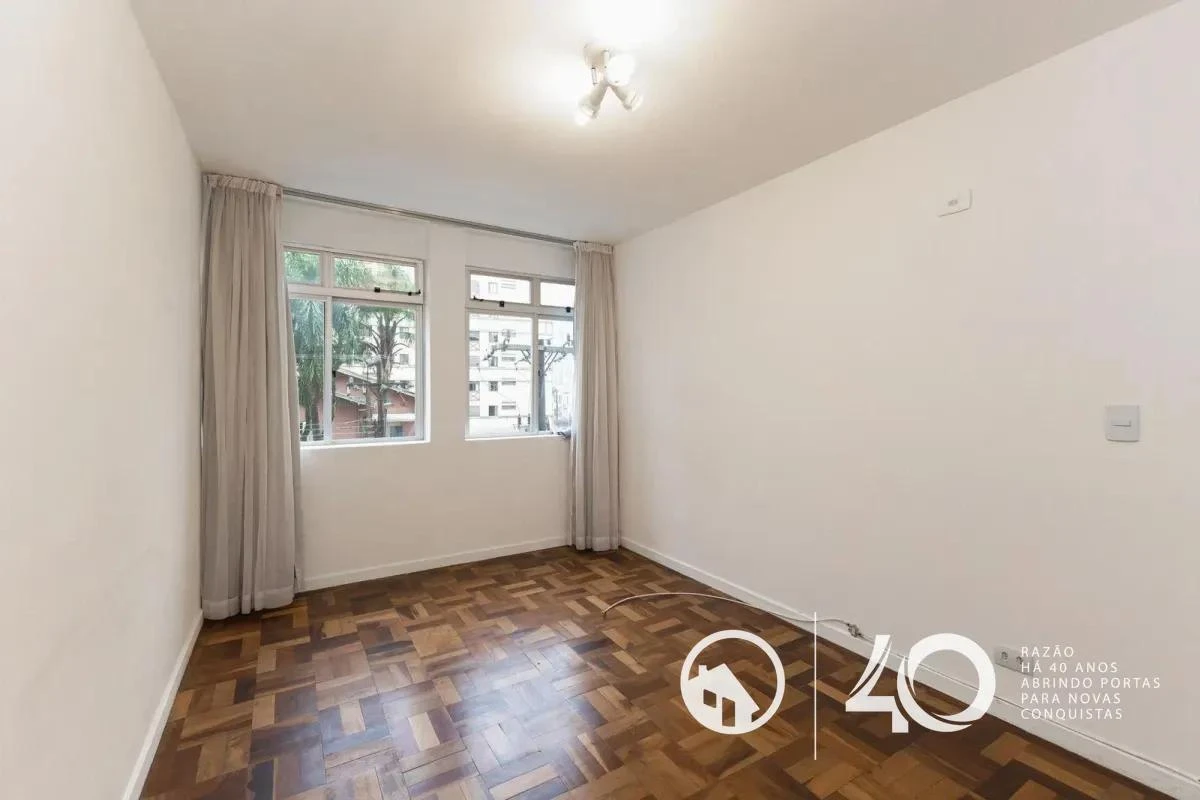 2-bedroom apartment with wood or laminate floors in Curitiba — photo 8