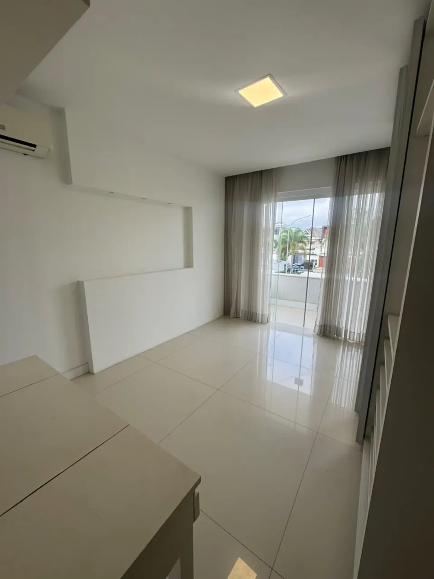 House, 300 m², with floor-to-ceiling windows — photo 13