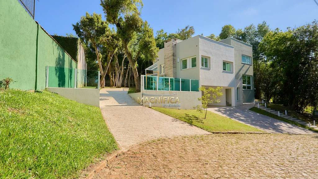 House with 6 bedrooms and 4 en-suite baths, 370 m²