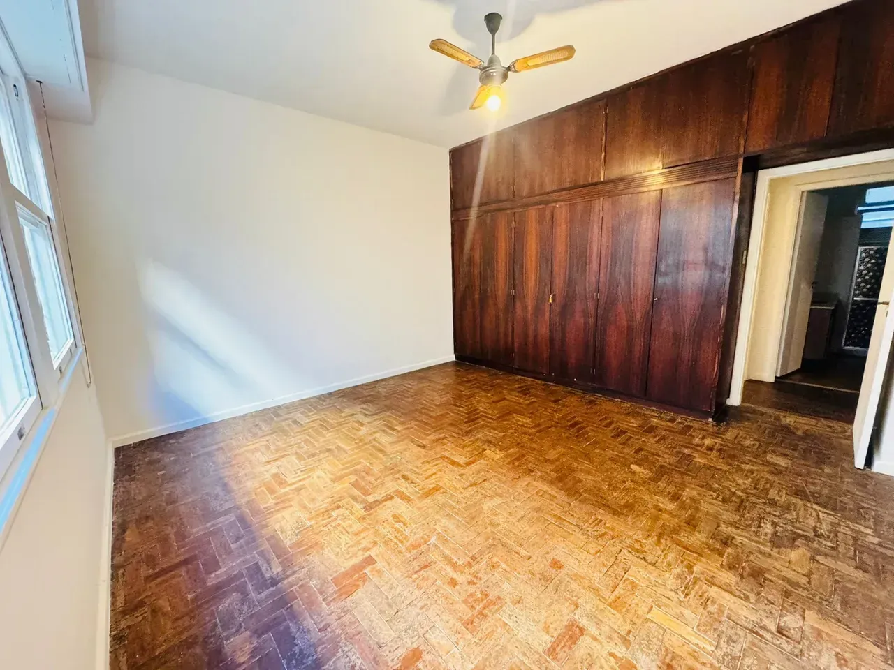 Wood or laminate floors in a 3-bedroom apartment, 129 m² — photo 13