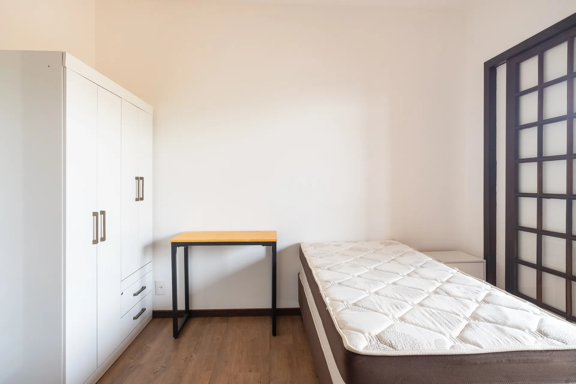 18 m² studio with a mountain view and a home office — photo 3