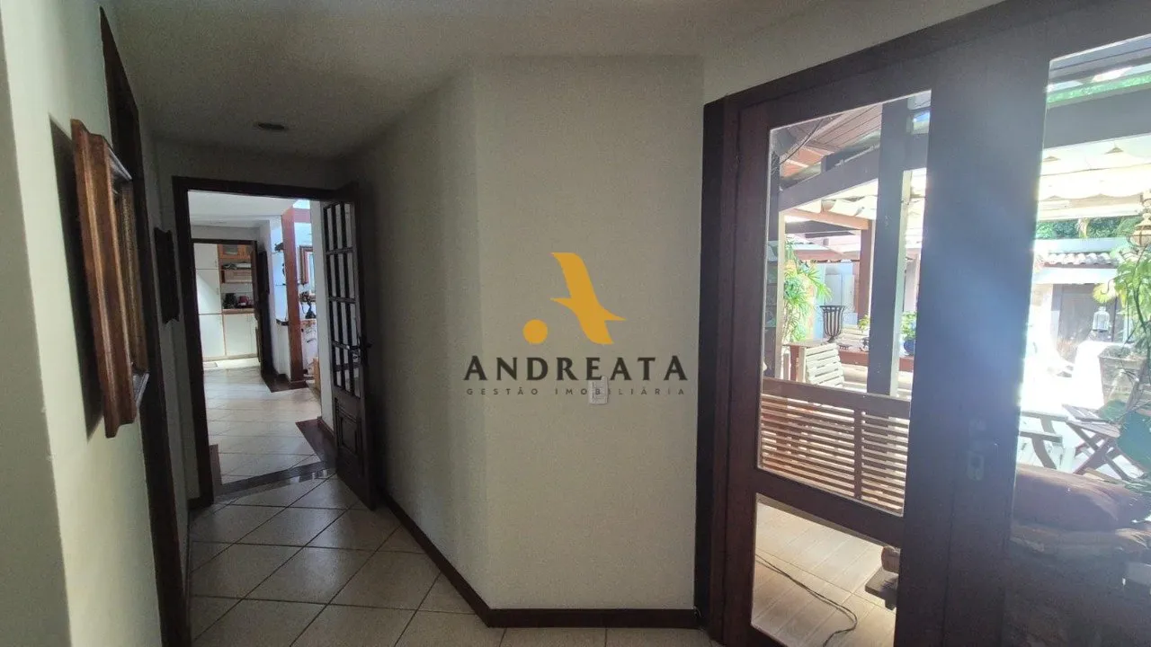 Casa de 307 m² com janelas do piso ao teto e banheira — photo 52