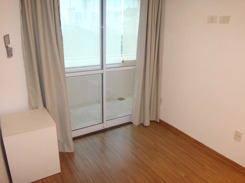 Studio, 69 m², with a glass-enclosed balcony — photo 5
