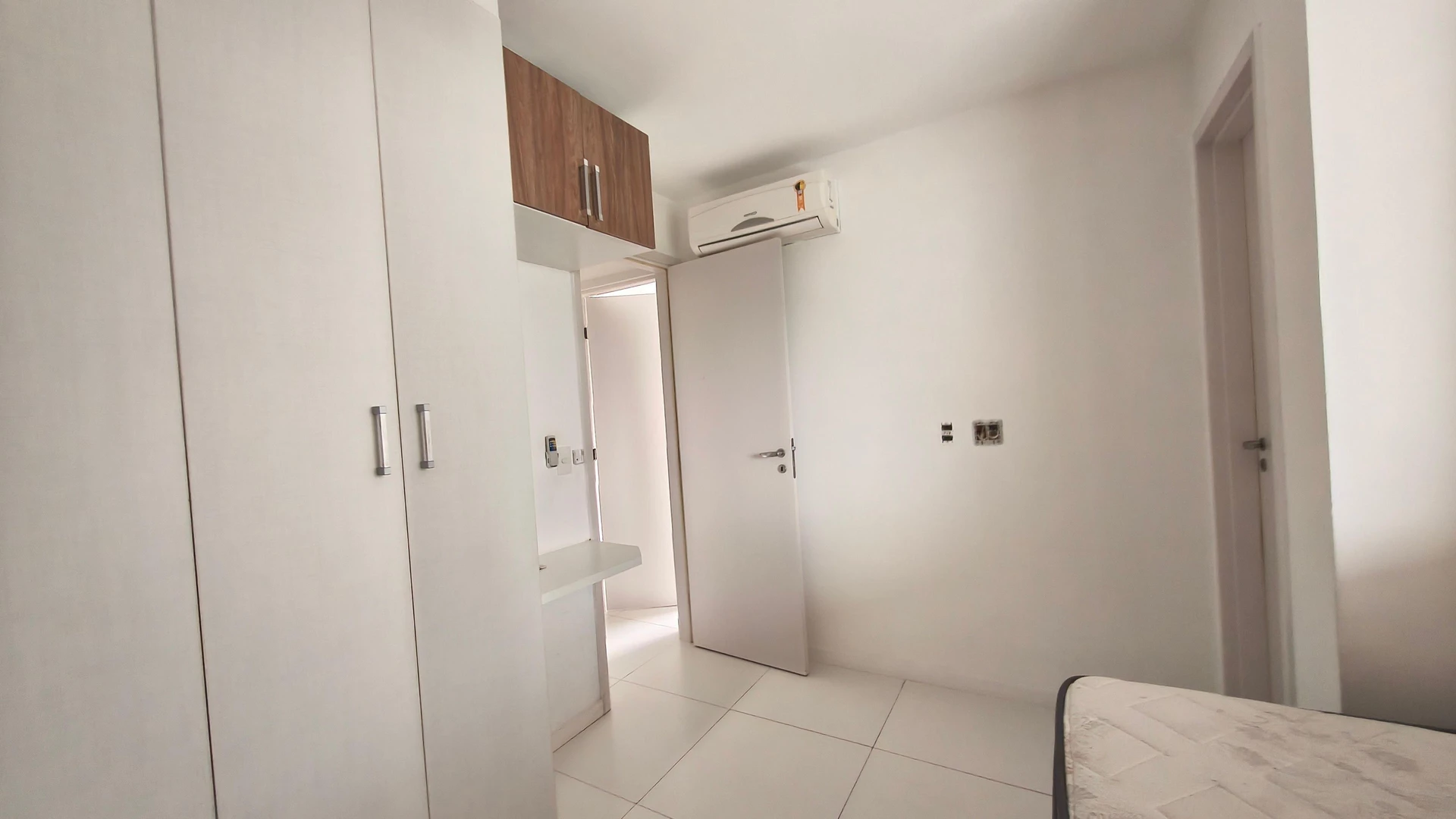 Glass-enclosed balcony in a 3-bedroom apartment, 87 m² — photo 16