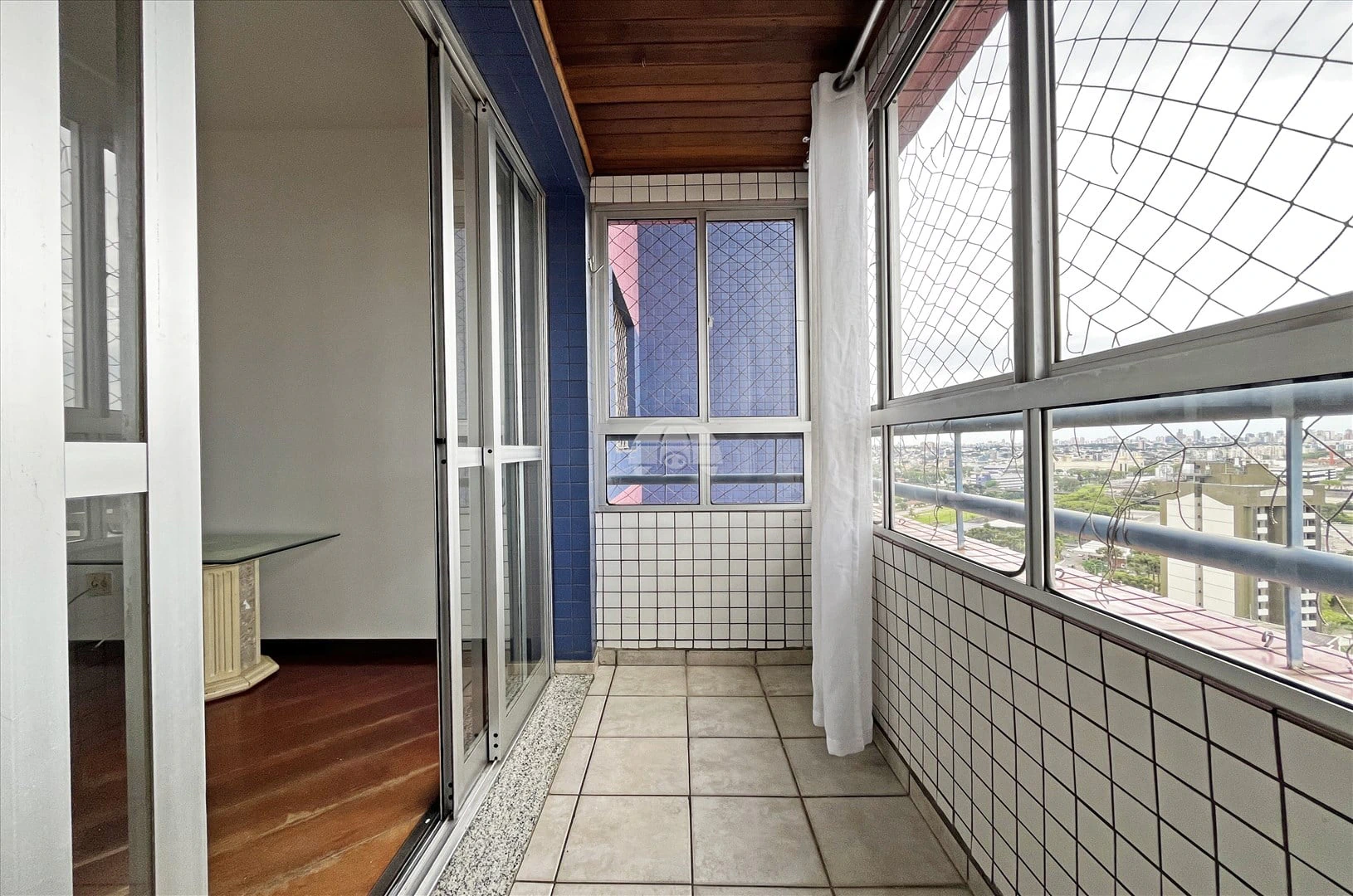 3-bedroom apartment with wood or laminate floors in Curitiba