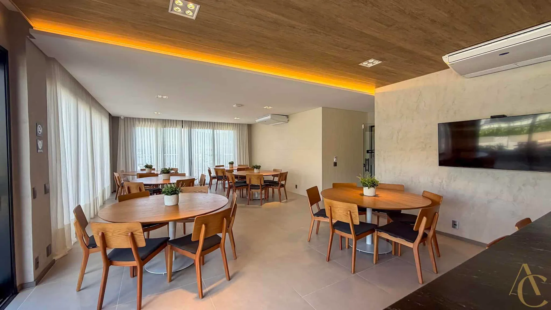Glass-enclosed balcony in a 2-bedroom apartment, 69 m² — photo 37