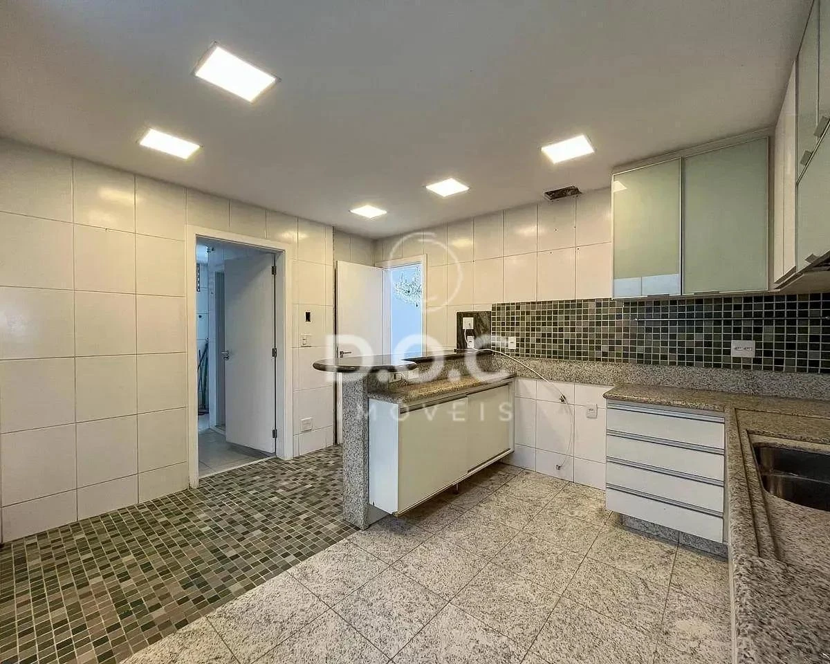 Floor-to-ceiling windows in a 5-bedroom house, 300 m² — photo 2