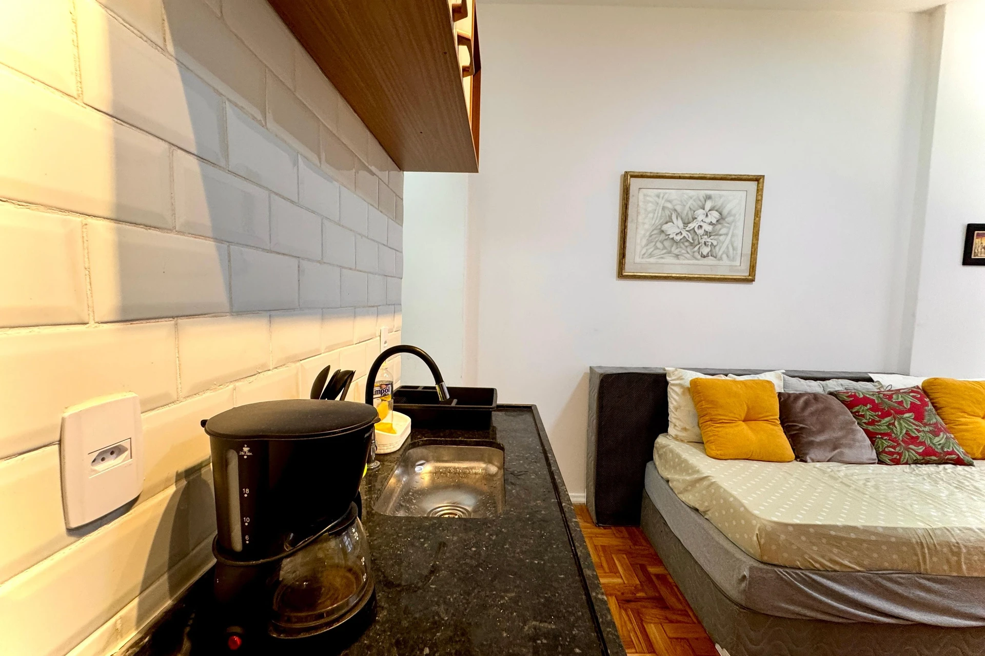 Furnished 1-bedroom apartment with pet-friendly policy — photo 17
