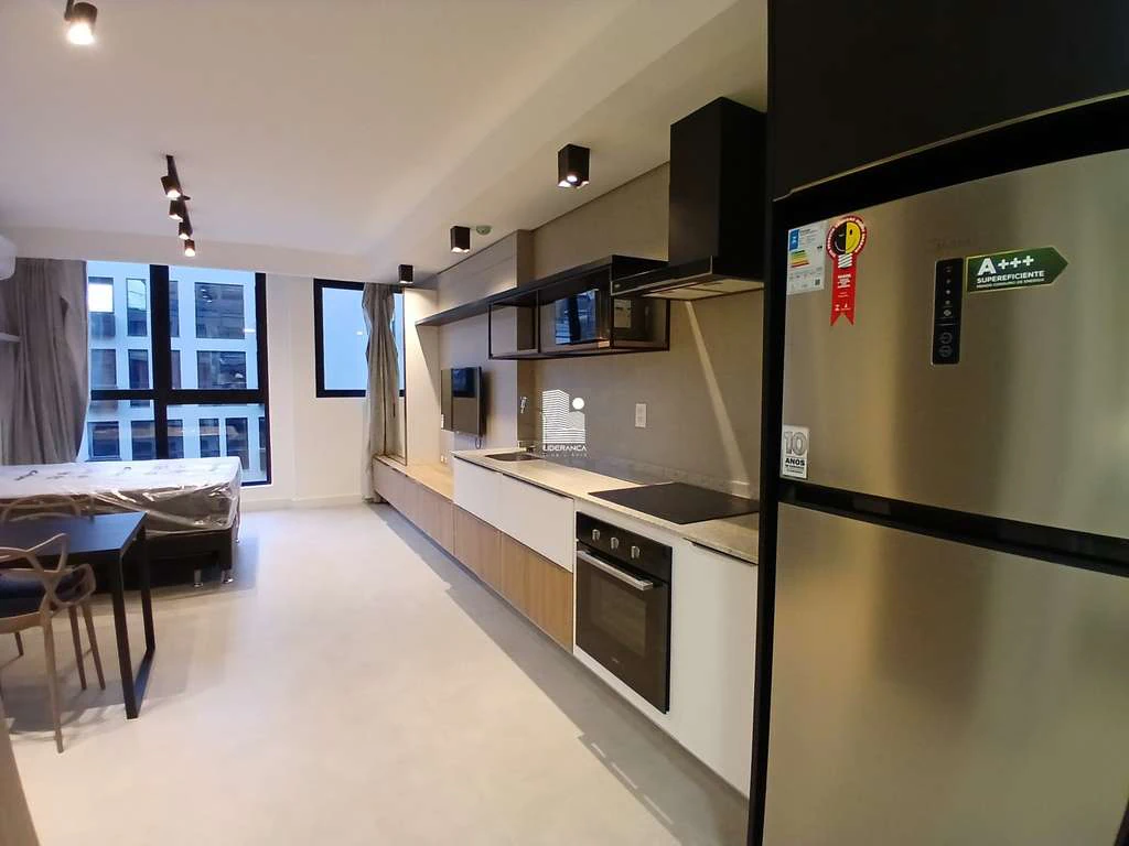 Furnished 1-bedroom apartment with open-plan kitchen — photo 3