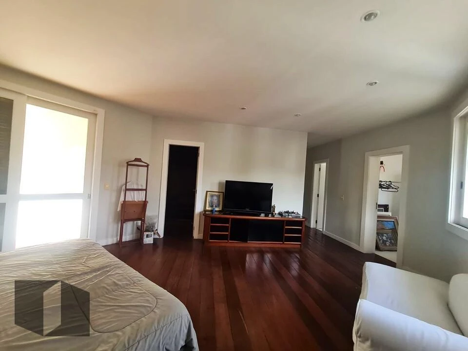 690 m² house with 6 bedrooms and balcony grill — photo 23