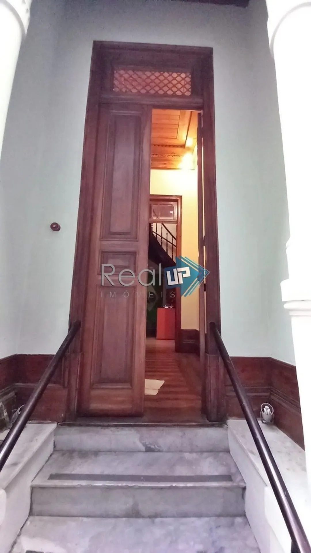 Colonial-style house with 3 bedrooms and a balcony — photo 2