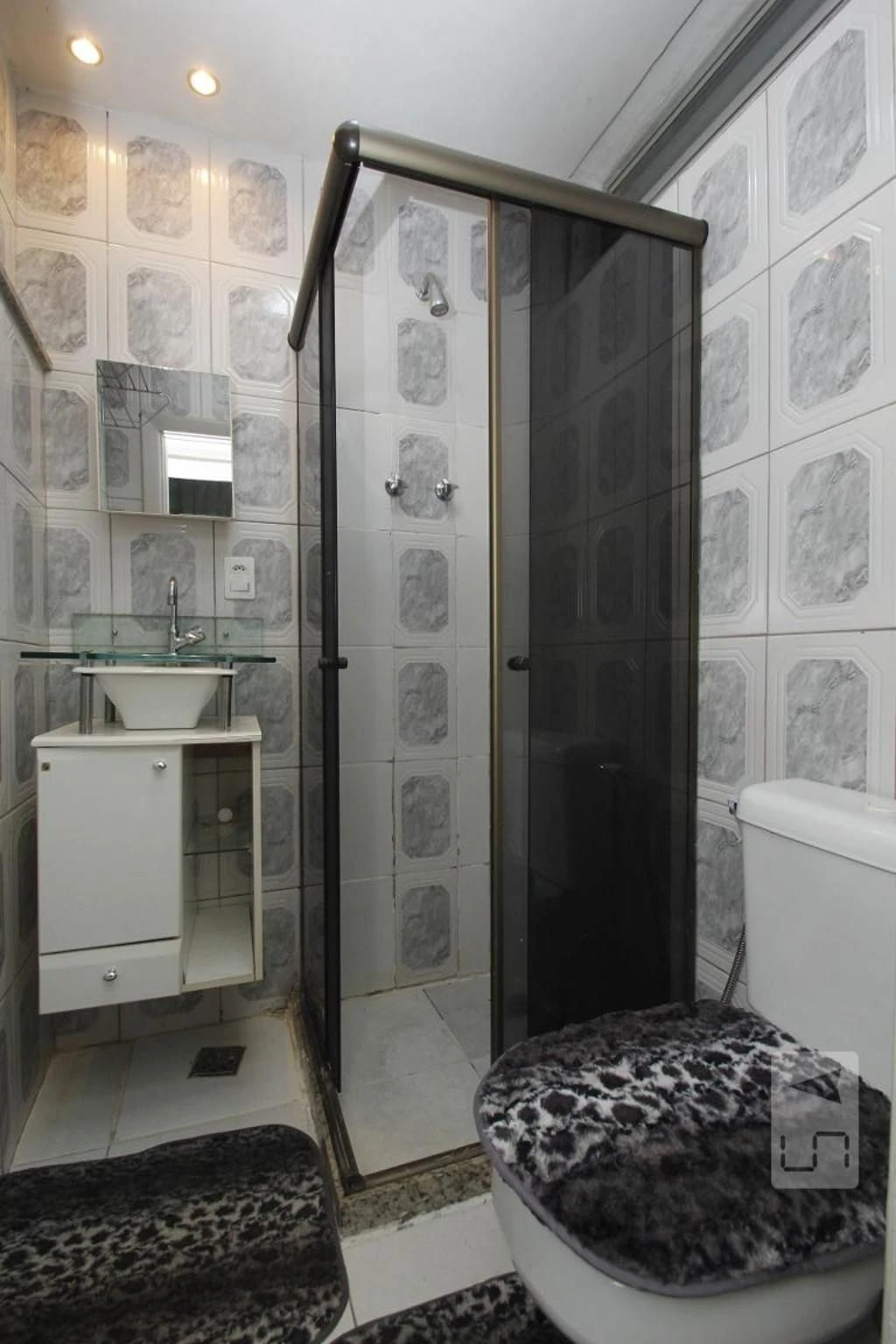 Furnished studio with 1 bedroom and glass shower enclosure — photo 25