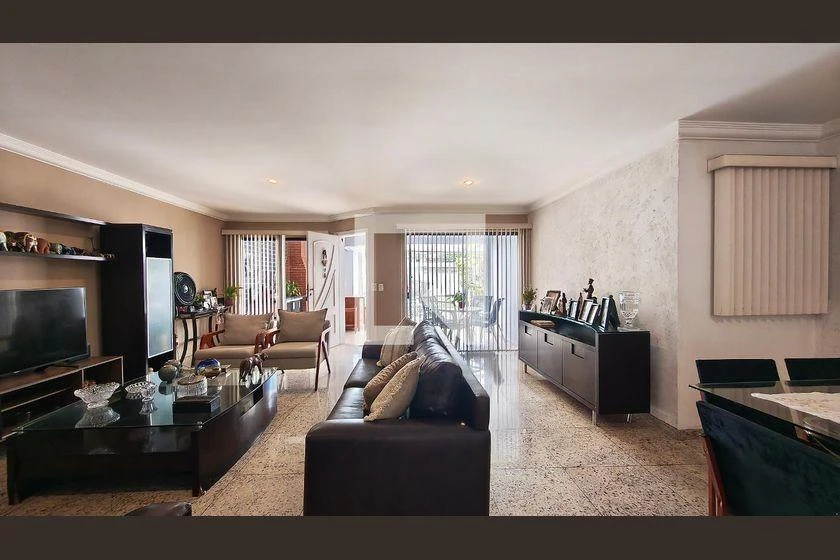 290 m² house with a bathtub and a walk-in closet — photo 17