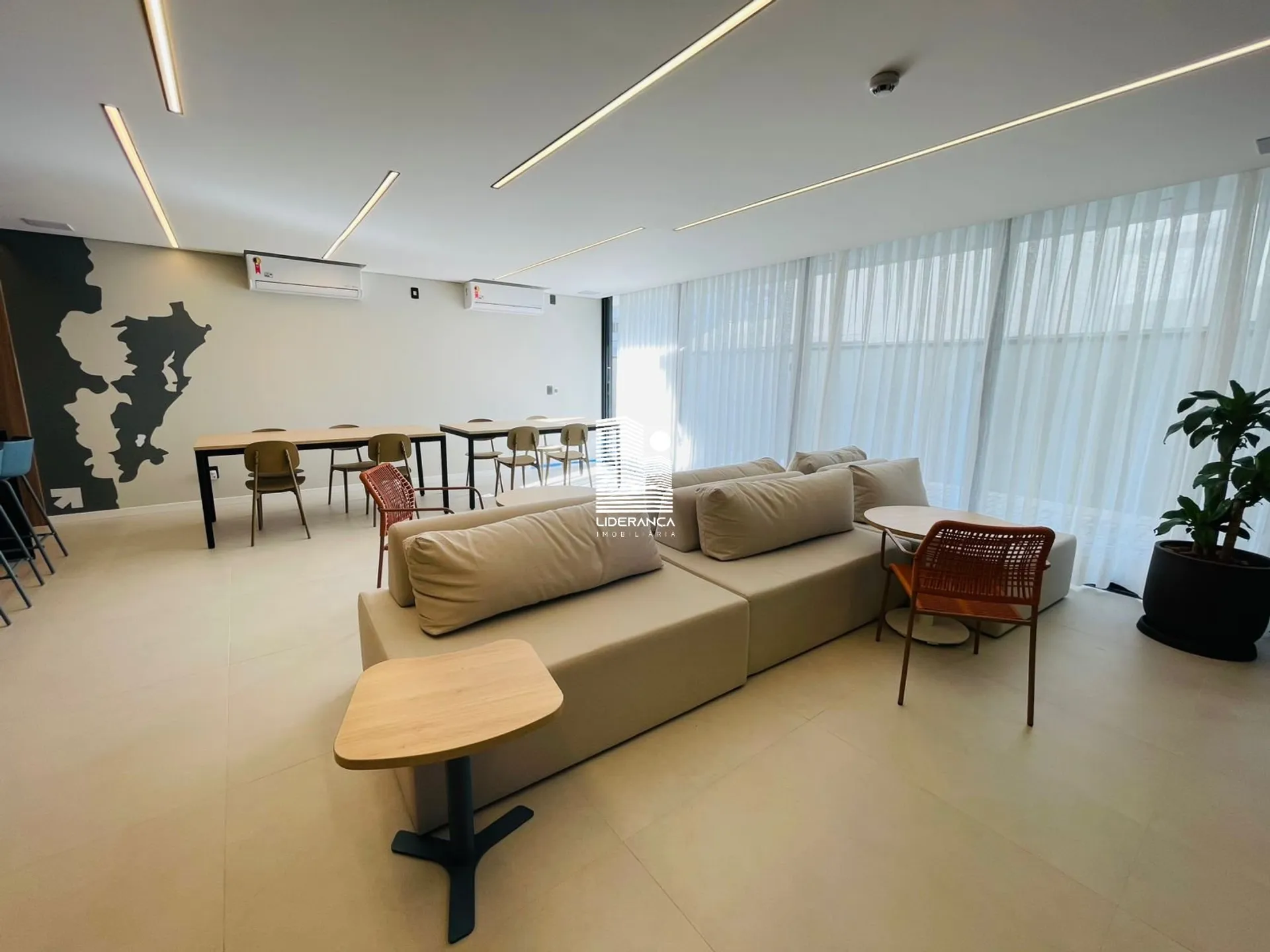 Floor-to-ceiling windows in a one-bedroom apartment, 17 m² — photo 10