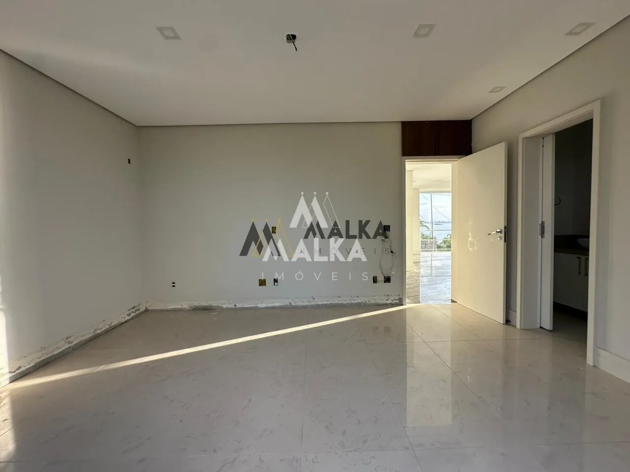 461 m² house with 3 en-suite bedrooms and private garden — photo 20