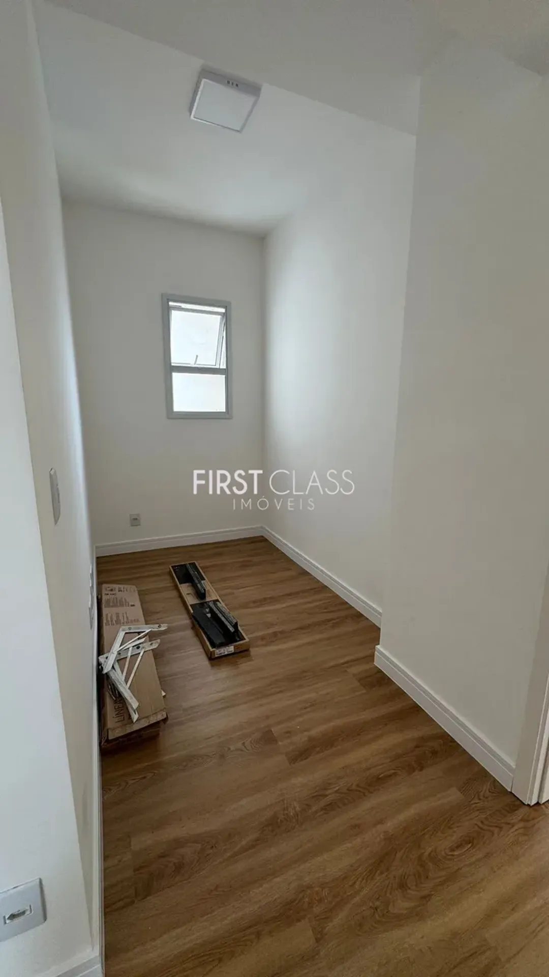Wood or laminate floors in a 3-bedroom apartment, 113 m² — photo 13
