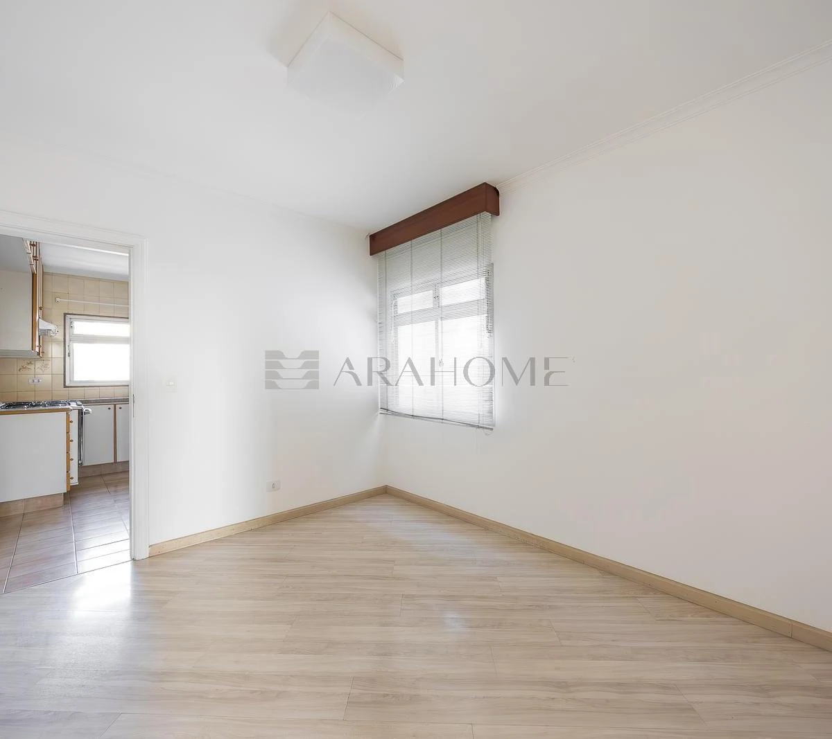 4-bedroom apartment with a bathtub in Curitiba — photo 26