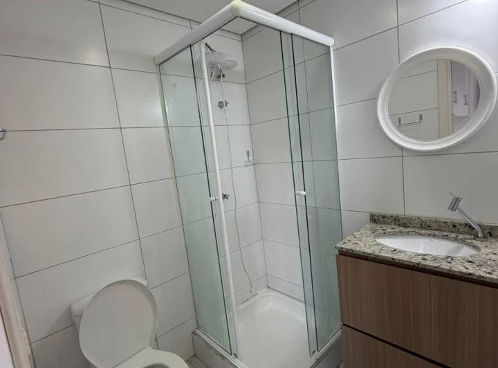 Apartamento de 1 quarto com cozinha aberta e banheiro moderno — photo 4