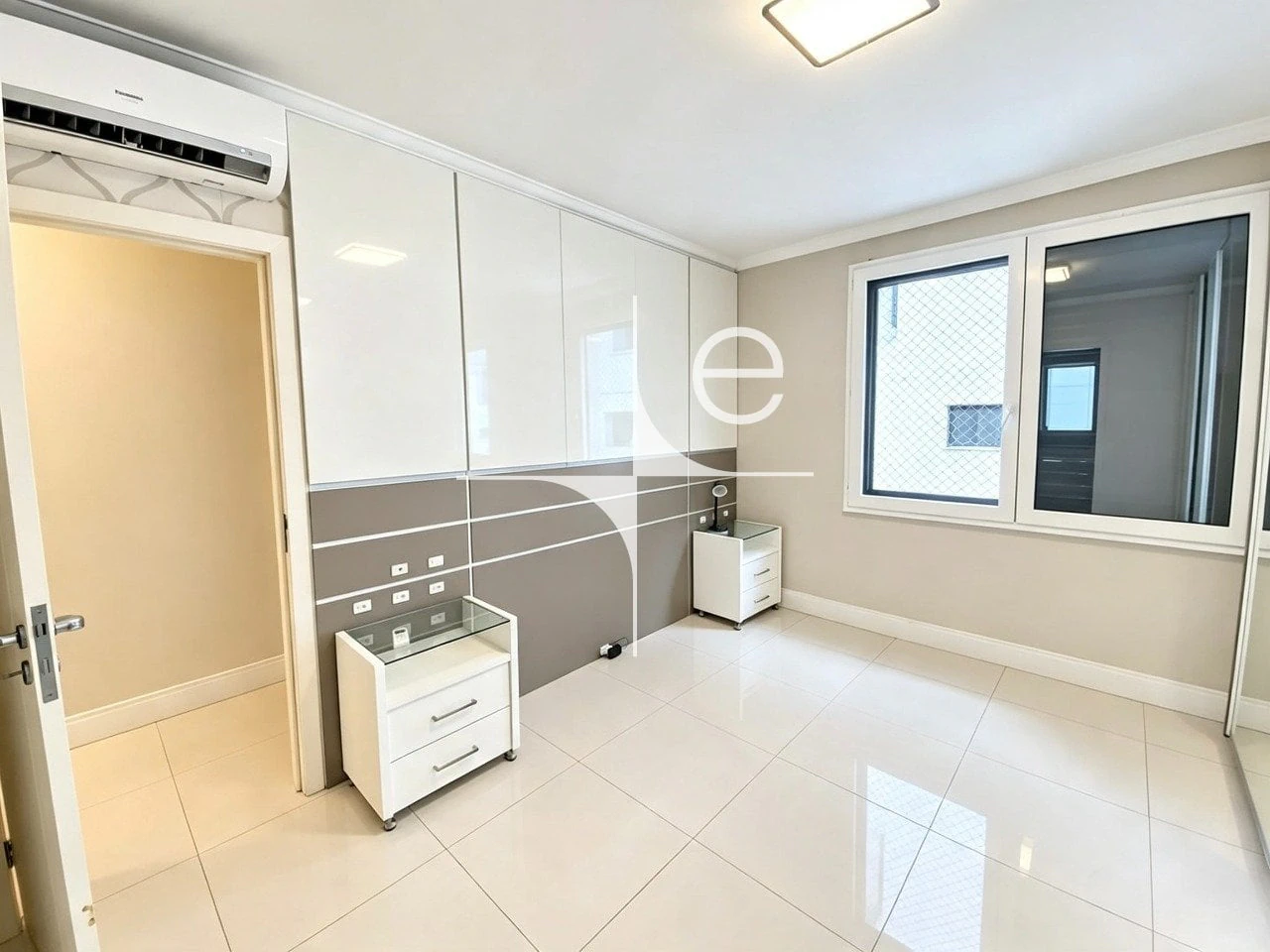 Apartamento de 4 quartos com janelas do piso ao teto, Centro — photo 15