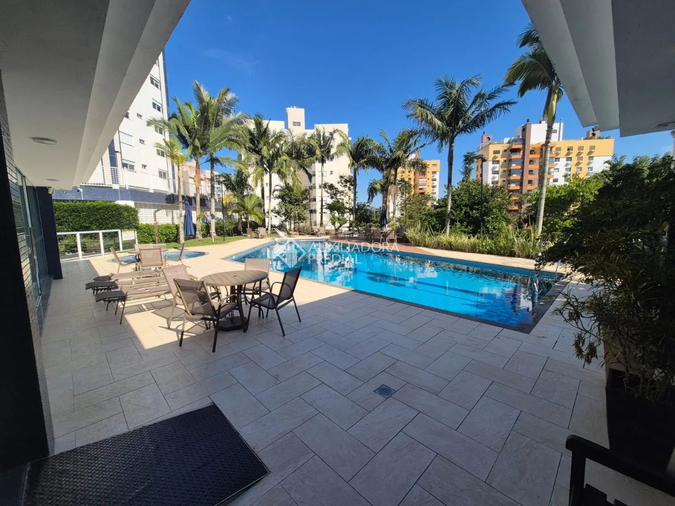Furnished apartment with 3 bedrooms and 137 m² — photo 38